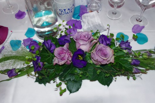 Bordsdekorationen vid brudparet