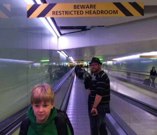 Vi håller på att ta oss ut från flygplatsen och VIPS kommer vi tänka på att "här borde inte Jocke åka". Dock tror jag han kom igenom med livet i behåll, trots att han är 40 cm längre än mig, eftersom han var på bröllopsresa i London 3 veckor innan vi åkte dit.