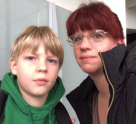 Jonas skulle så klart boffa lite nikotin och då passade jag och Ludvig på att selfie:a oss... Heathrow, på väg mot Heathrow Express...