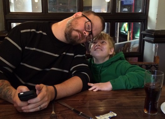 Tips: The Flag!! När ni kommer ut från Watford Junctions station så titta uppåt höger... Där ser ni The Flag! Mycket bra pub, maten är väl så där men deras Fish n' Chips is to die for!