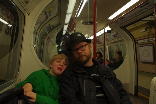 Vi sitter på underground på väg mot byte till overground, vilkjet var ett misstag.  Ska man till Watford Junction så är Midland från London Euston ett hett tips! Det tog 2,5 timme från Heatrow till Watford Junction.  När vi åkte från London tog det 20 min från Watford Junction till London Euston och sedan 20 min med Heathrow Express till Flygplatsen...